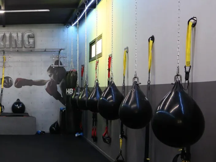 Sangles TRX et sacs suspendus dans l'espace training