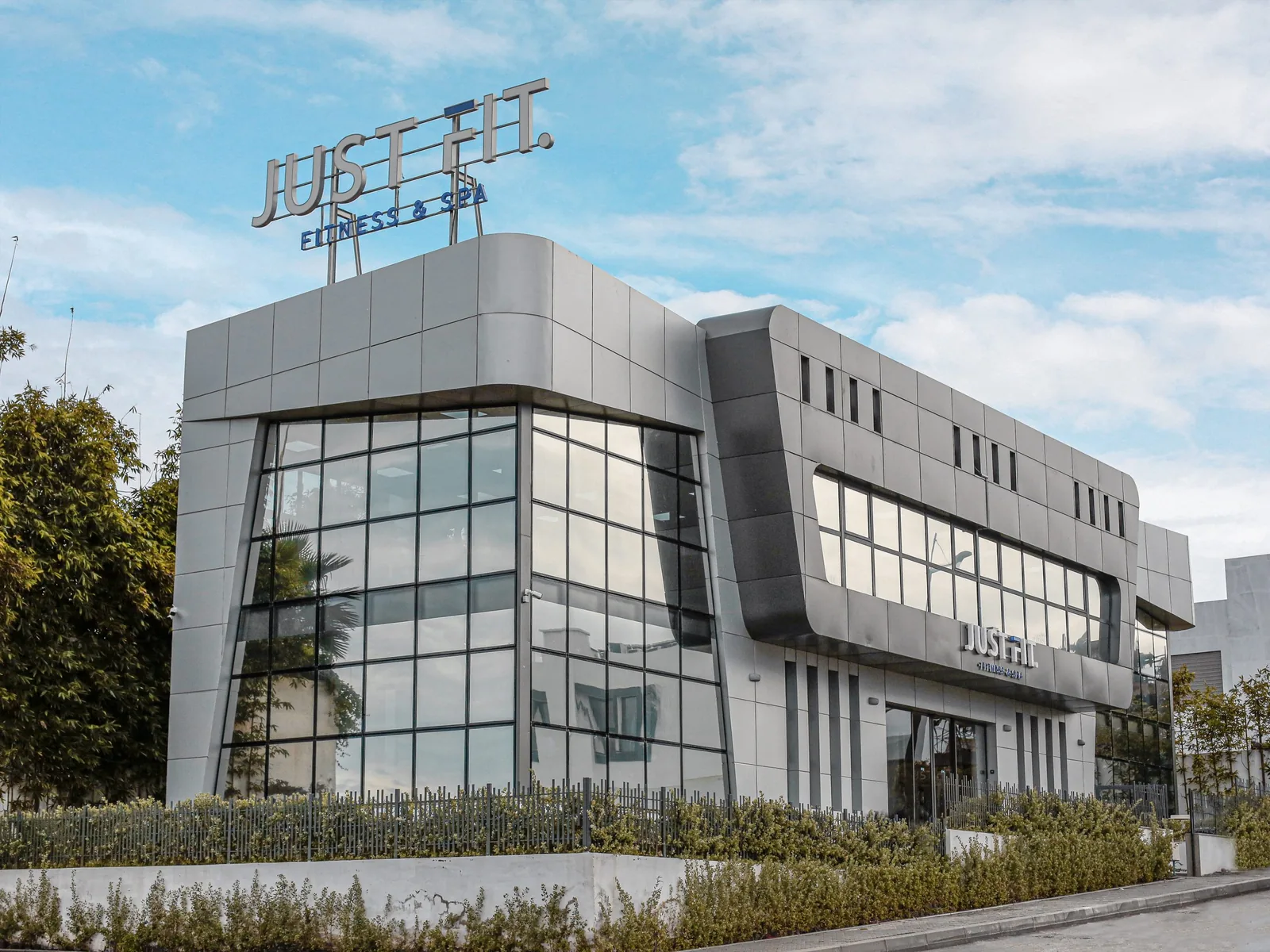 Façade du centre Just Fit Fitness & Spa à Dar Bouazza
