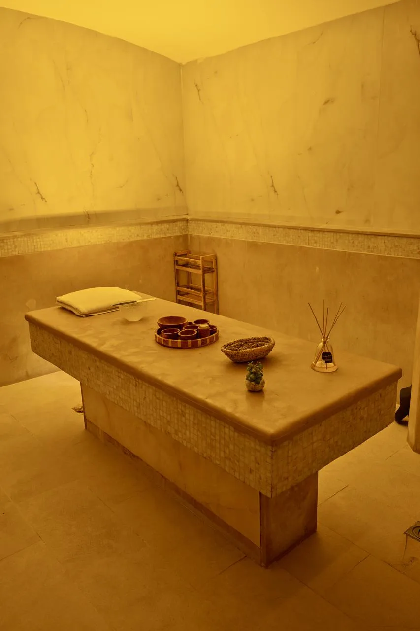 Hammam Just Fit : table chauffante en marbre et accessoires de gommage
