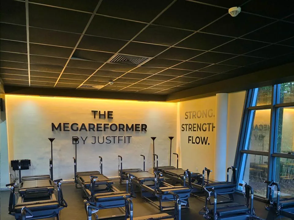 Enseigne du studio Megaformer