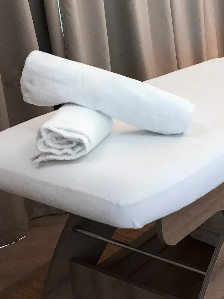 Serviettes roulées sur la table de massage
