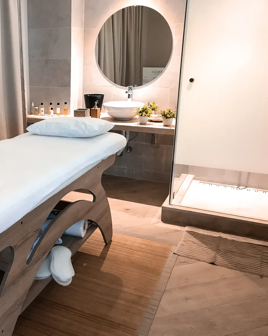Vasque, miroir et huiles de massage