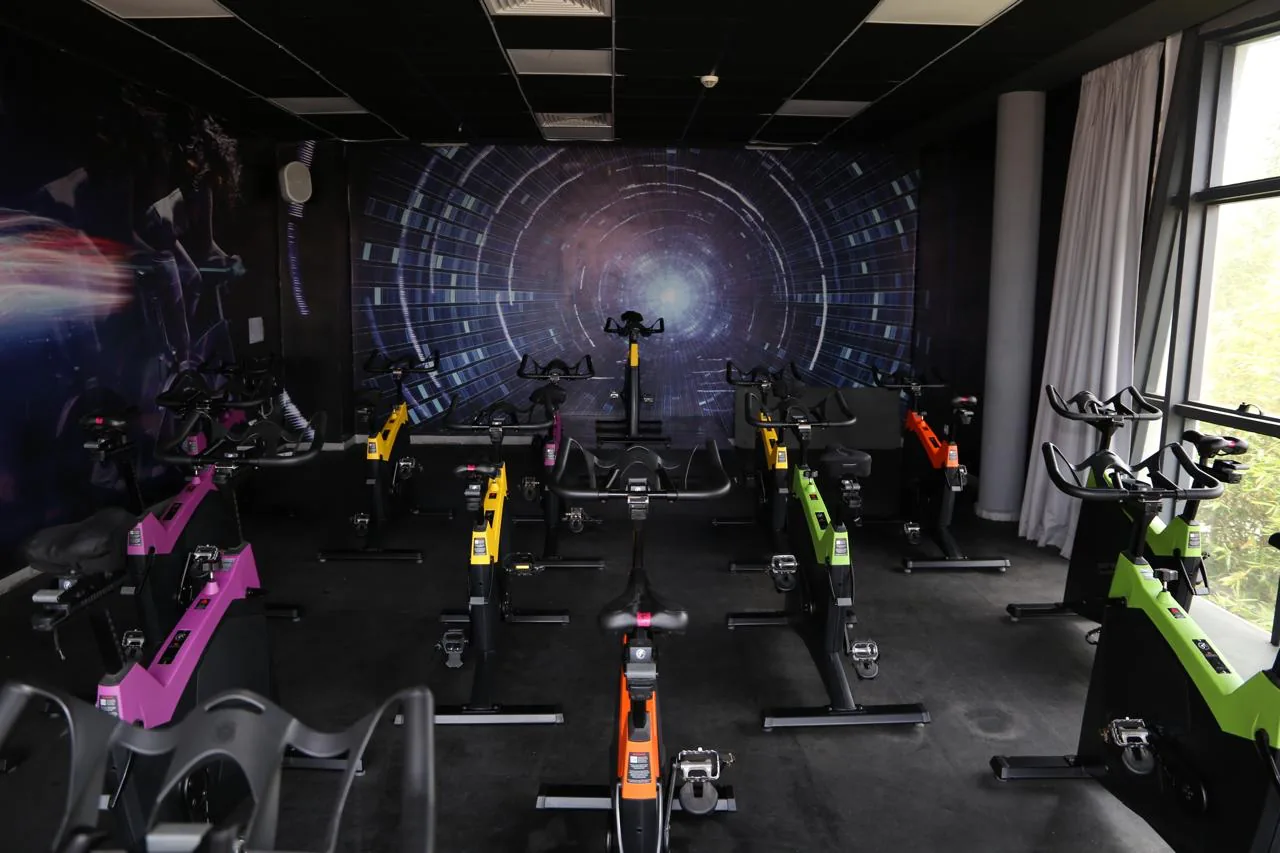 Studio Just Cycling : vélos et mur lumineux immersif